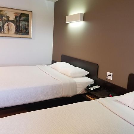 Joys Inn Innisfail, Ab Екстер'єр фото